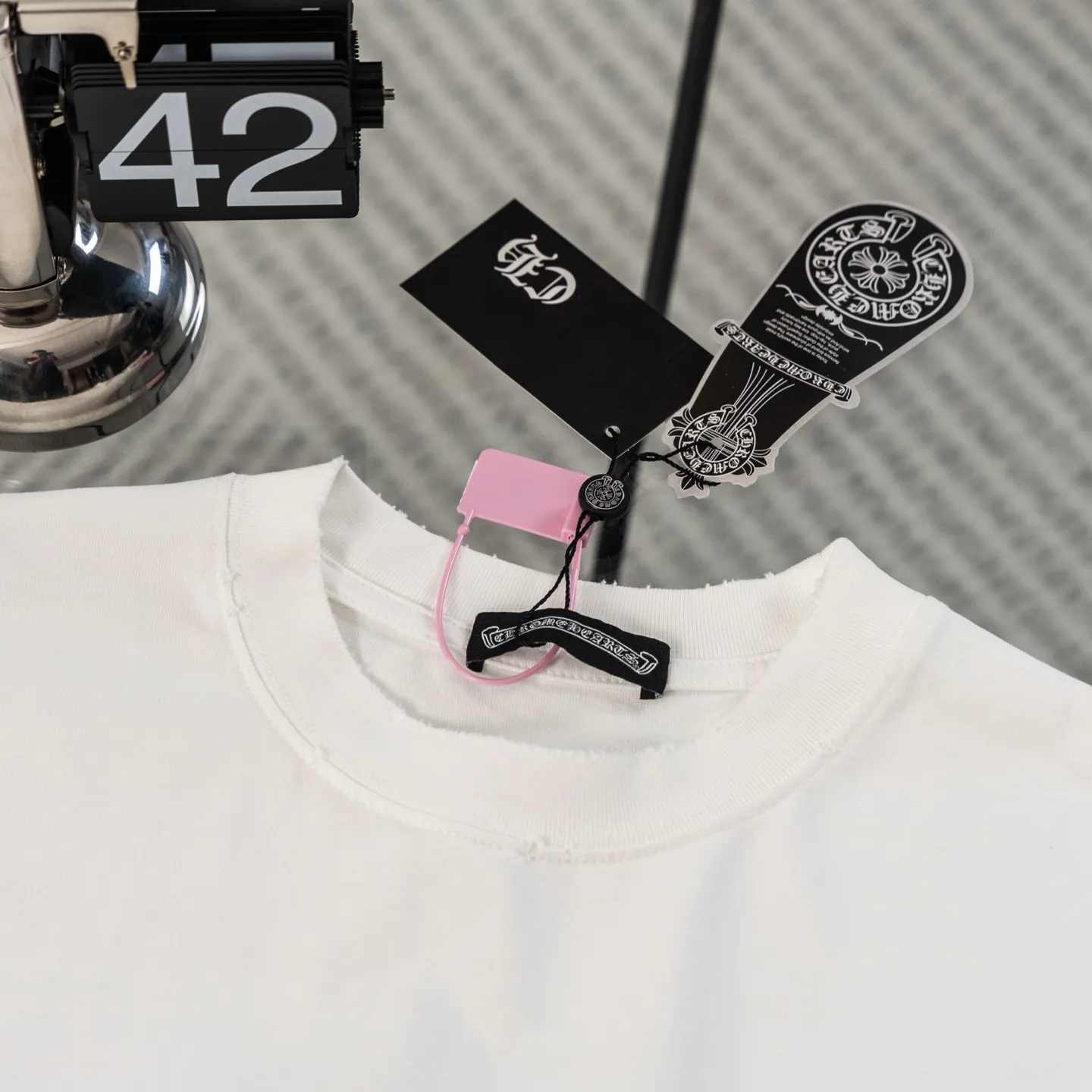 120 Chrome Hearts 26ss New Arrival T Quality ， ， ， ， 。 Breathable， Oversize ， ， Same Style Versatile 。 ， Classic ， ， ， 。Retro ， ， 。 Versatile ， 、 、 ， 、 、 。 ， ， ， ！ Size：s—xl ：Black White